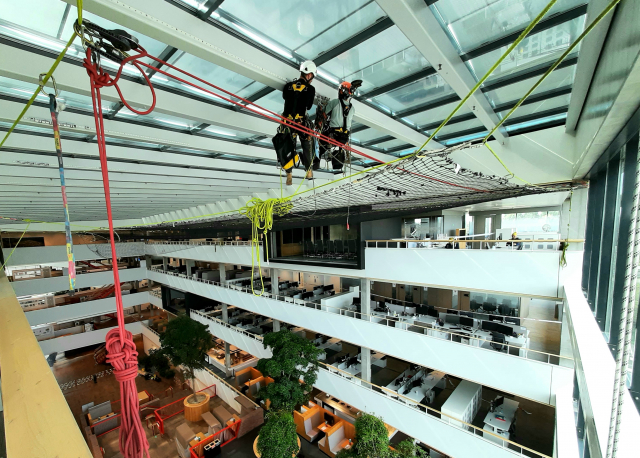 Valbeveiliging aan het plafond van een gebouw.